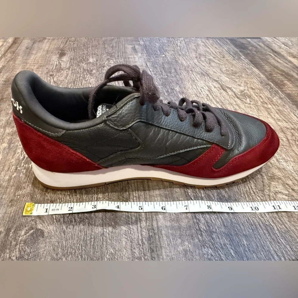 Reebok men’s size 10.5 retro style red and black sneakers